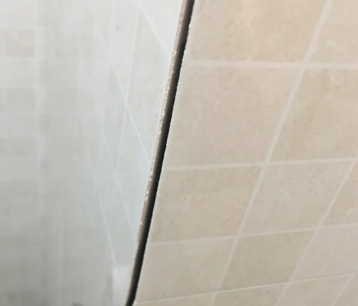凤城瓷砖空鼓维修公司分享阳台瓷砖脱落的修复过程可以分为以下几个步骤