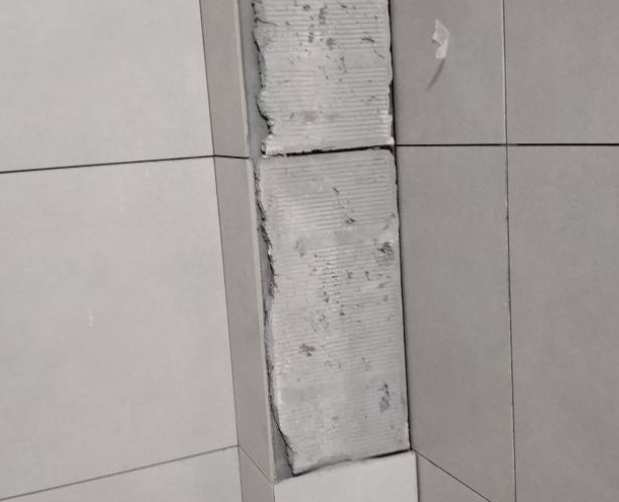 凤城瓷砖空鼓维修公司分享下瓷砖施工前基层浇水润湿程度不足，可能导致以下问题
