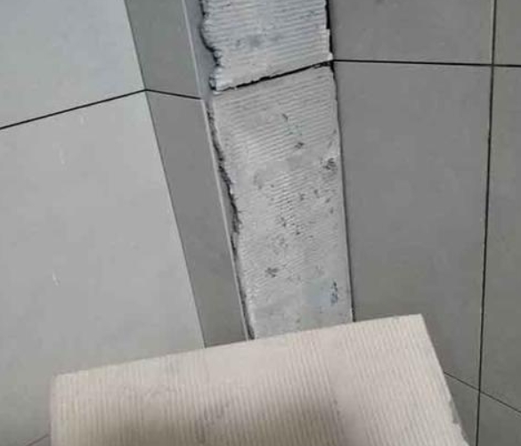 凤城瓷砖空鼓维修公司分享下厨房瓷砖脱落的补救措施。